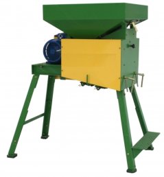 Kuks gebruikt een pletter om de graankorrels te kneuzen. .