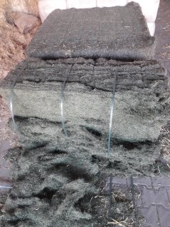 Gedroogd gras op het erf van de familie Post