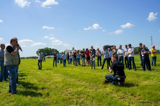 Herman Krebbers, links met microfoon, en Sjon de Leeuw, gehurkt, verzorgen de demo’s.